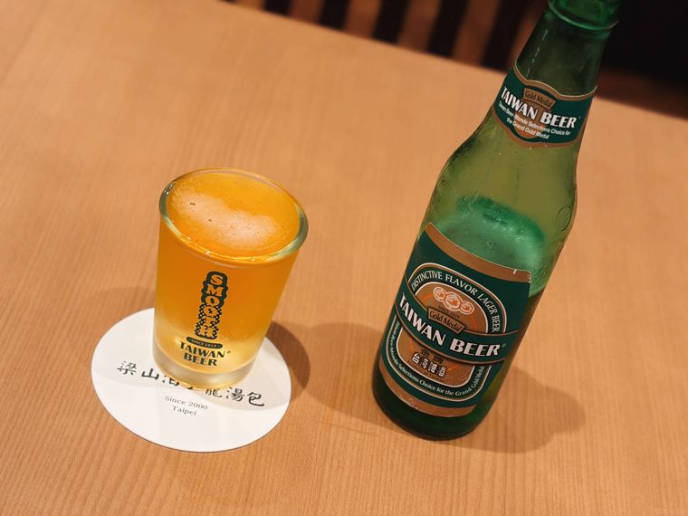 グラスに注がれた台湾ビールと台湾ビールの瓶