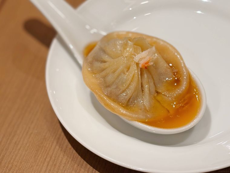 レンゲにのった蟹小籠包