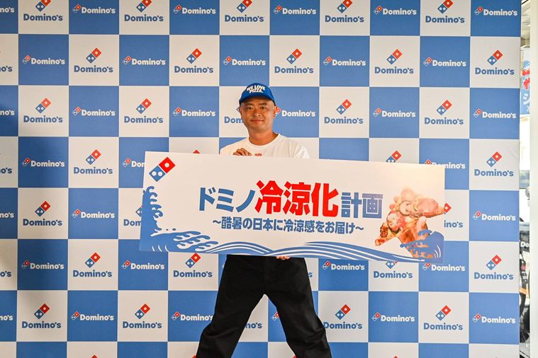 パネルを持っているあばれる君