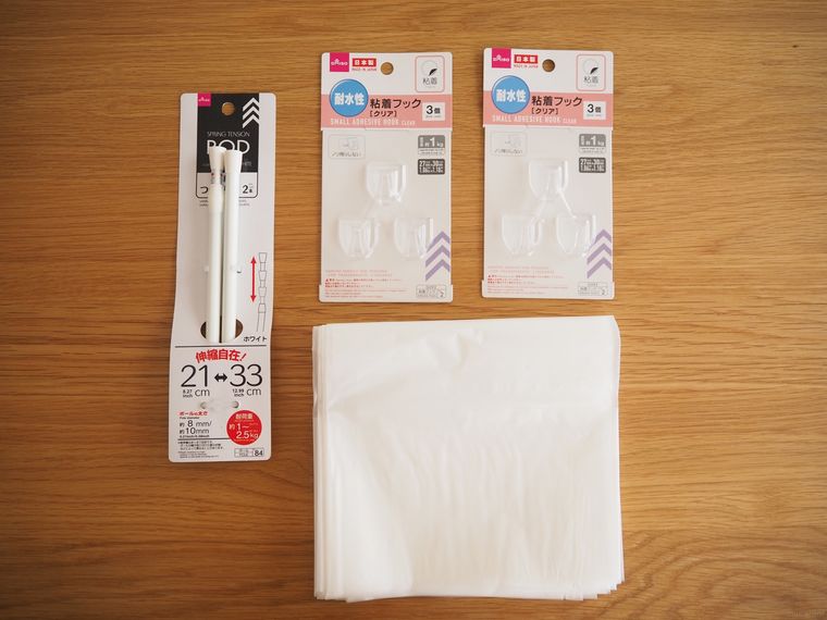 100円ショップで手に入るフックとつっぱり棒を使用