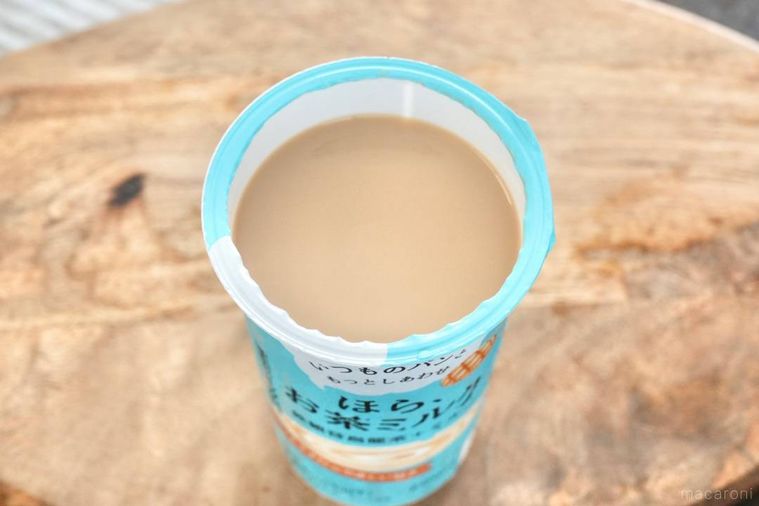 木のカッティングボードにのった水色のパッケージの鉄観音烏龍茶ミルクのカップの中身