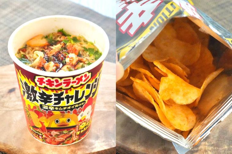 木のカッティングボードにのった激辛チキンラーメンとポテトチップス