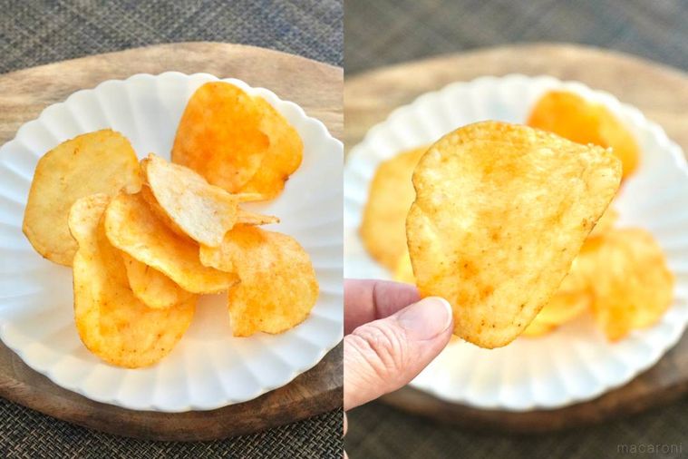 木のカッティングボードと白い皿にのった激辛ポテトチップス