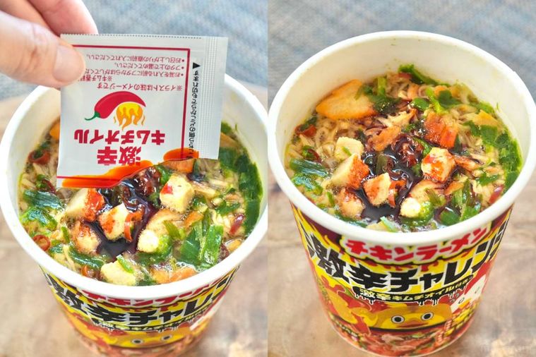 カップの激辛チキンラーメンに激辛キムチオイルを垂らす様子