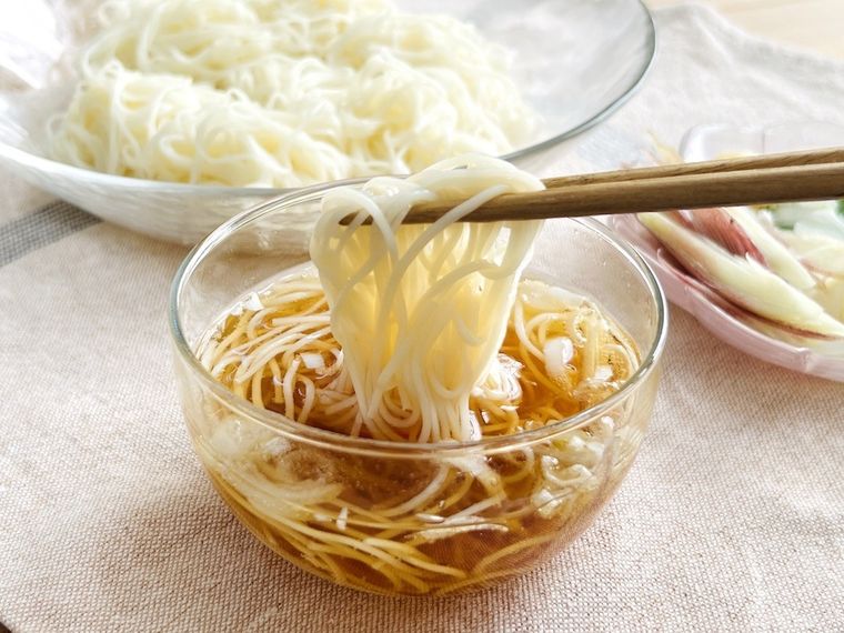 つけつゆに入ったそうめんを箸ですくっている様子