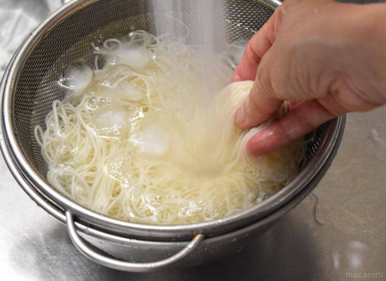 流水でそうめんを洗っているところ