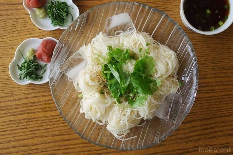 ガラスの器に盛り付けたそうめん