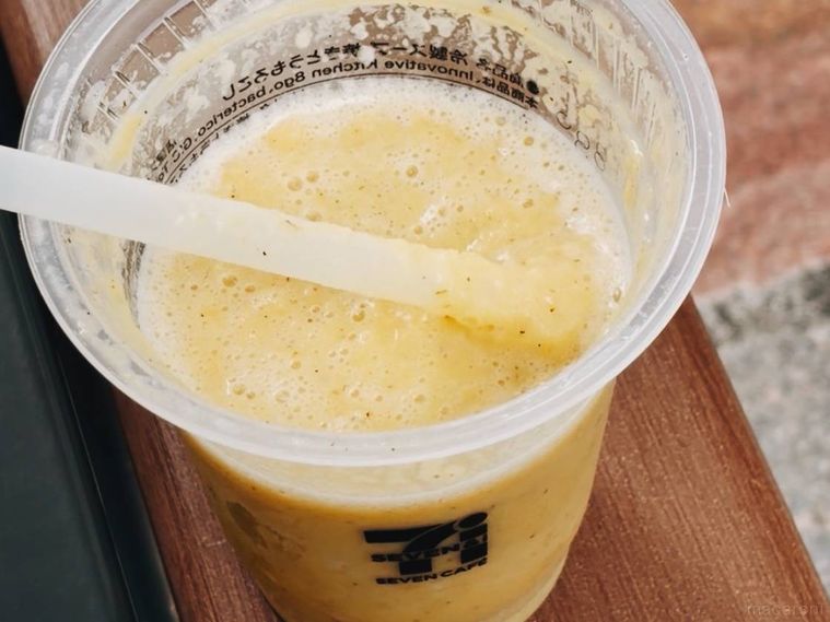 ストローを入れた焼きとうもろこしスムージー