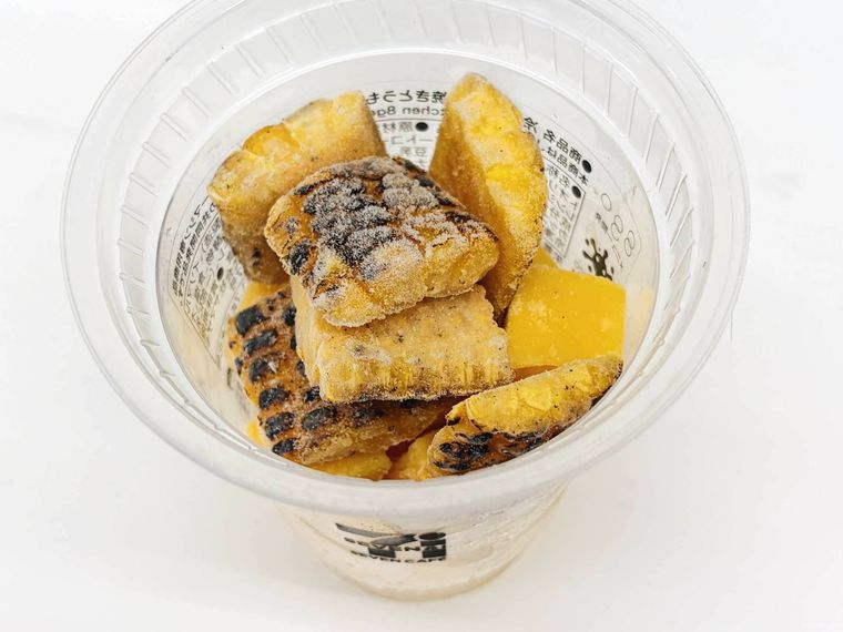 カップに入った焼きとうもろこし