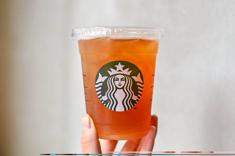 コーヒーを持っているところ
