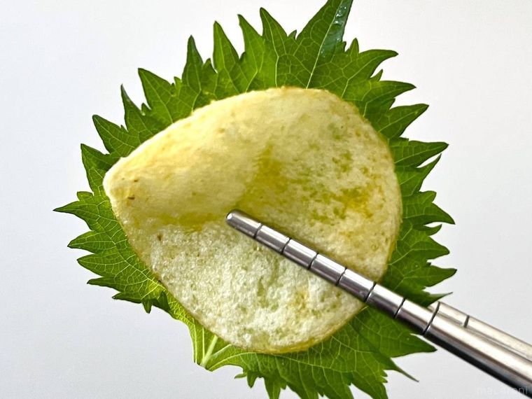 ポテトチップスと大葉を箸でつかんだ様子