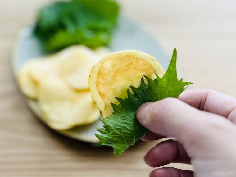 ポテトチップスに大葉を巻いた様子