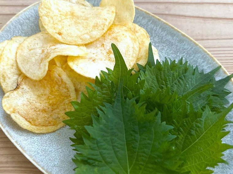 ポテトチップスと大葉を一緒に盛り付けた様子