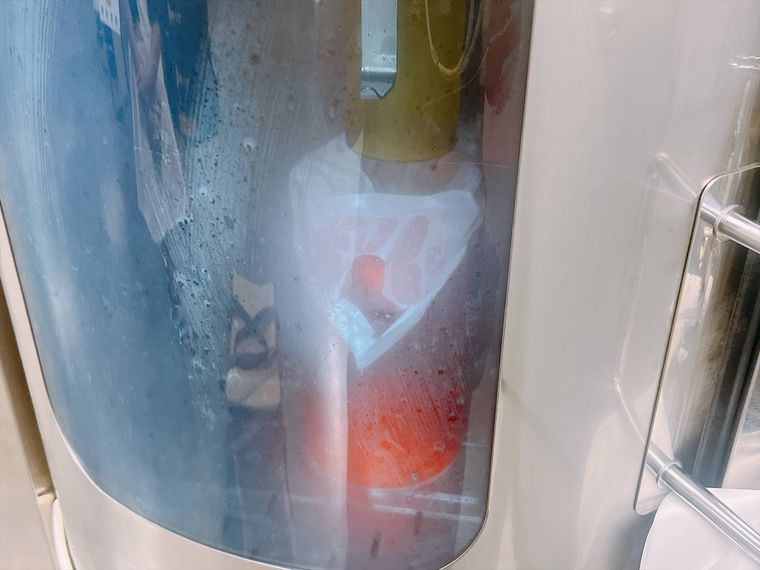 コストコのドライアイス販売機で購入している様子