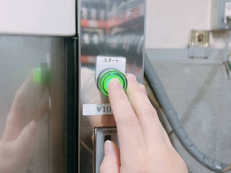 コストコのドライアイス販売機で購入している様子