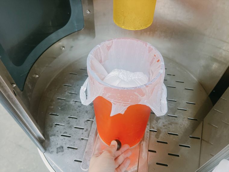 コストコのドライアイス販売機で購入している様子