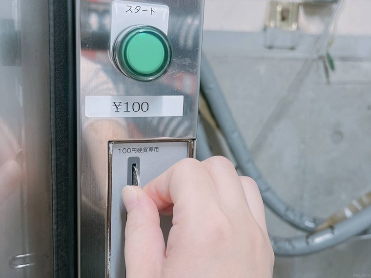 コストコのドライアイス販売機に100円を投下している様子