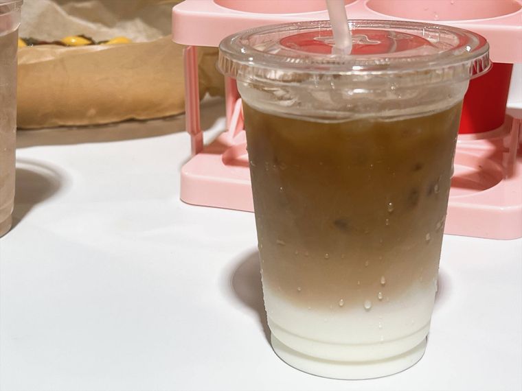 コストコフードコートのアイスカフェラテ