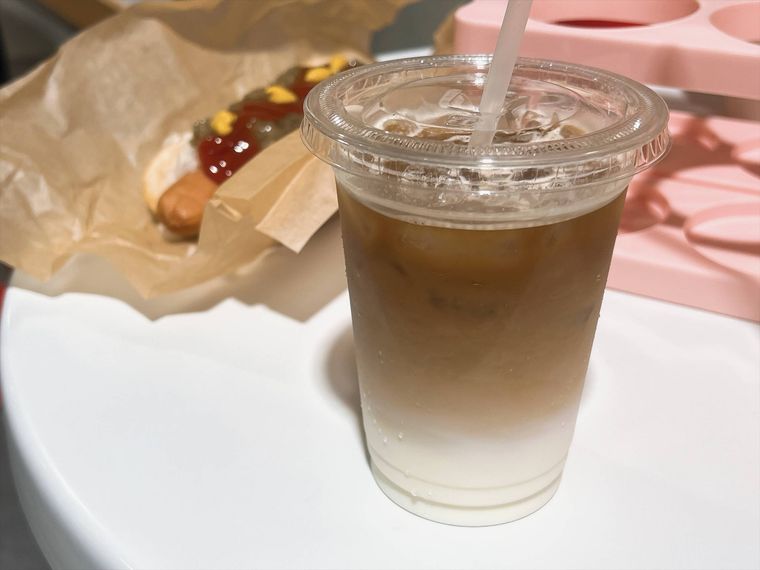 コストコフードコートのアイスカフェラテ