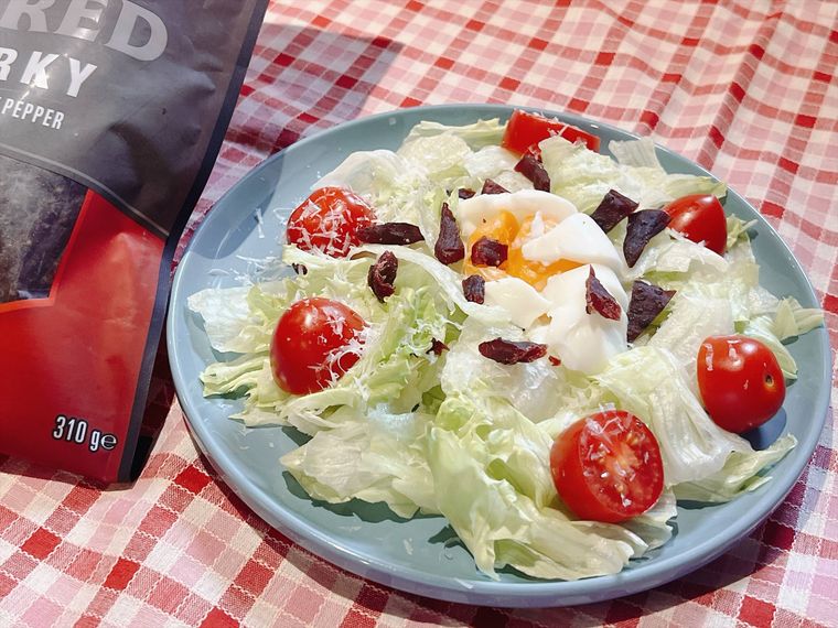 コストコで販売しているジャックリンクス ペッパード ビーフジャーキーを使ったシーザーサラダ