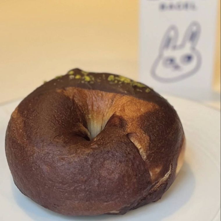 こんがり焼けたチョコナッツマカデミアのベーグル