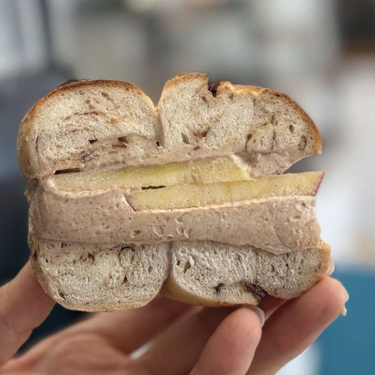 アップルシナモンクリームチーズをサンドしたベーグル