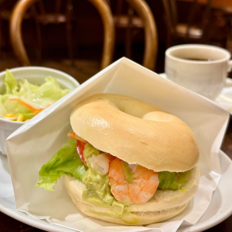 えびアボカドのベーグルに、サラダとコーヒー