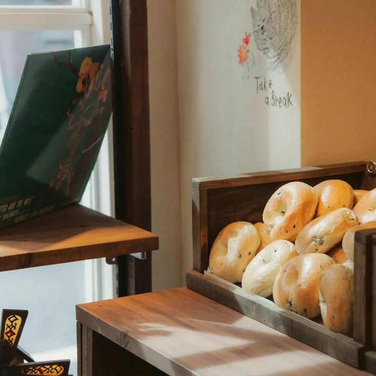 ベーグルが並ぶ、木の温もりあふれる店内