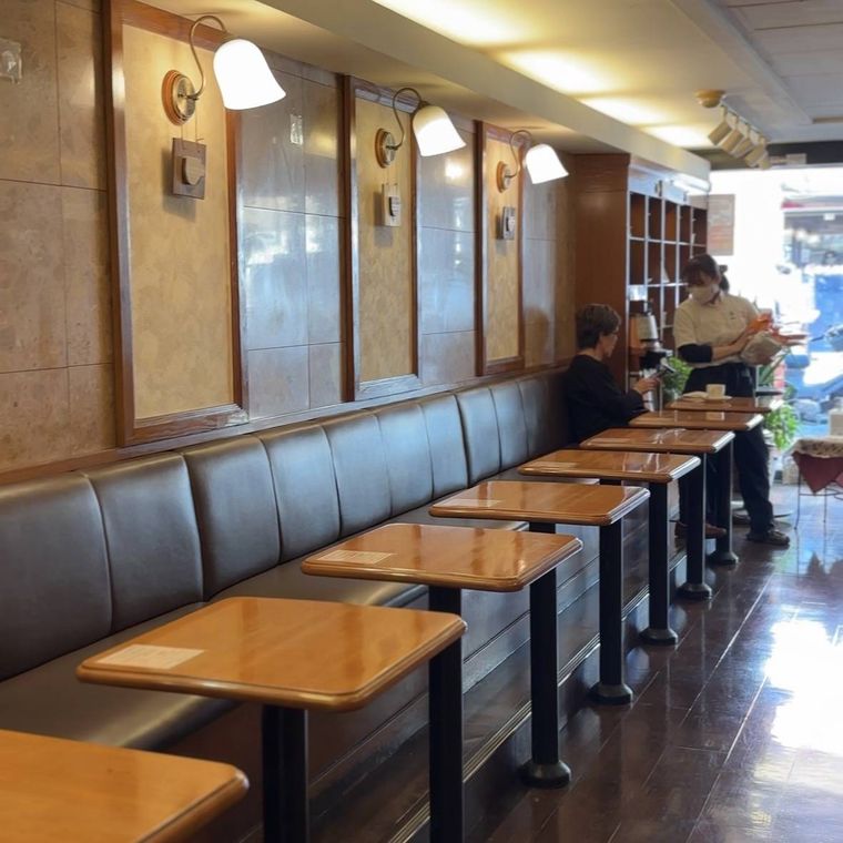 木を基調とした店内のカウンター席