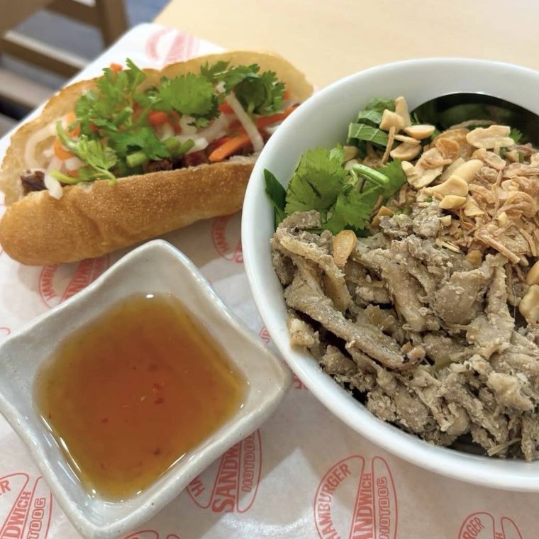ハーフサイズのバインミー、ミニ豚焼肉サラダ米麺のセット