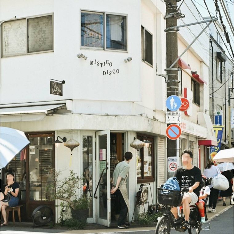 白い壁がおしゃれなスタンドバインミーの外観