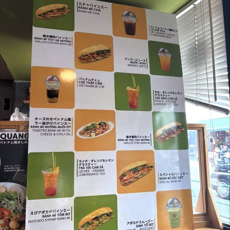 色とりどりのバインミーとドリンクの写真が並ぶ店内