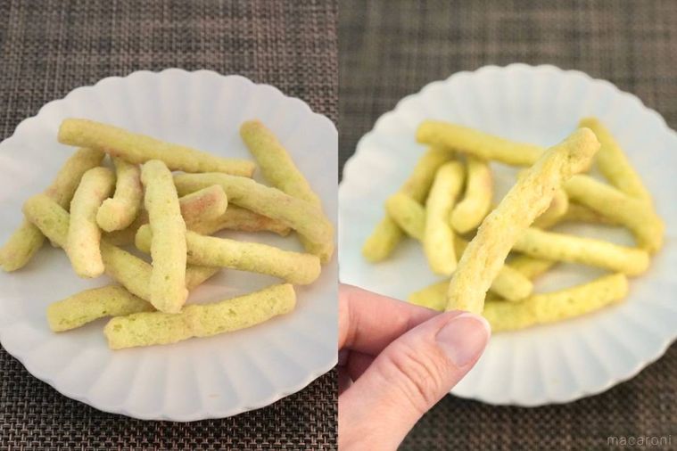 白い皿に盛られたタレ焼き鳥味のえんどう豆スナック菓子を手に持つ様子