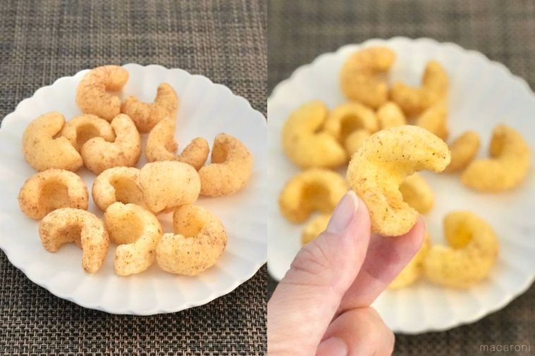 白い皿に盛られたたこ焼き風味のコーンスナック菓子を手に持つ様子