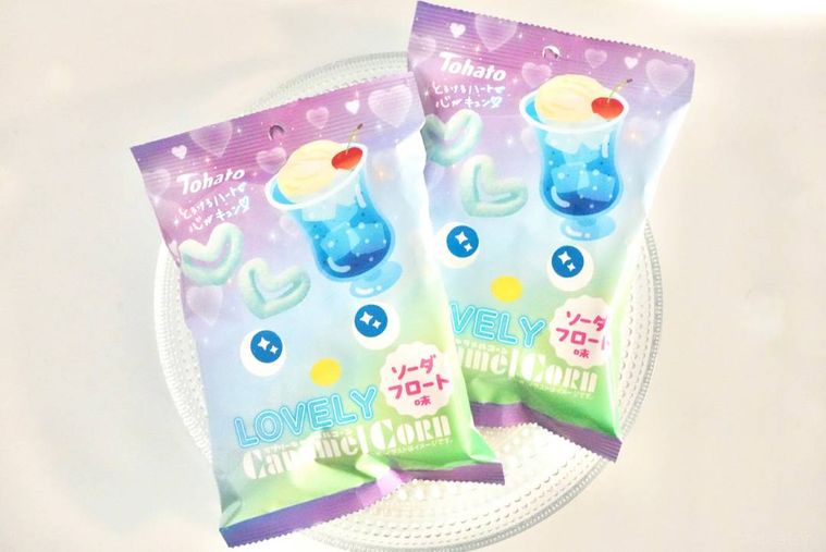 ガラスの器にのった虹色のパッケージのソーダフロート味のキャラメルコーン