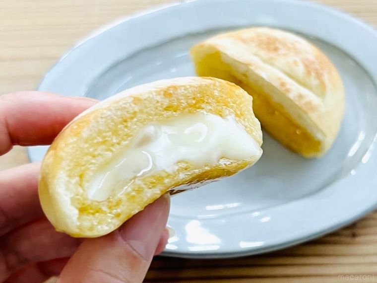 7プレミアム じゅわっとしたハチミツパンに練乳をかけた様子