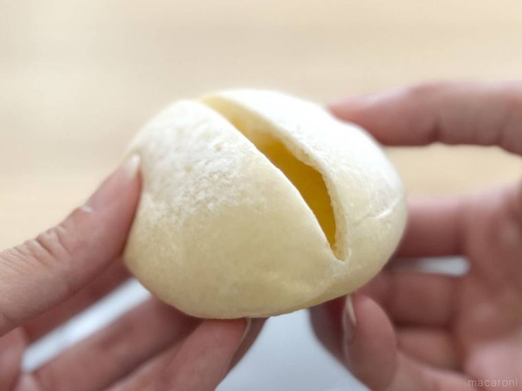 7プレミアム じゅわっとしたハチミツパンを半分に割っている様子