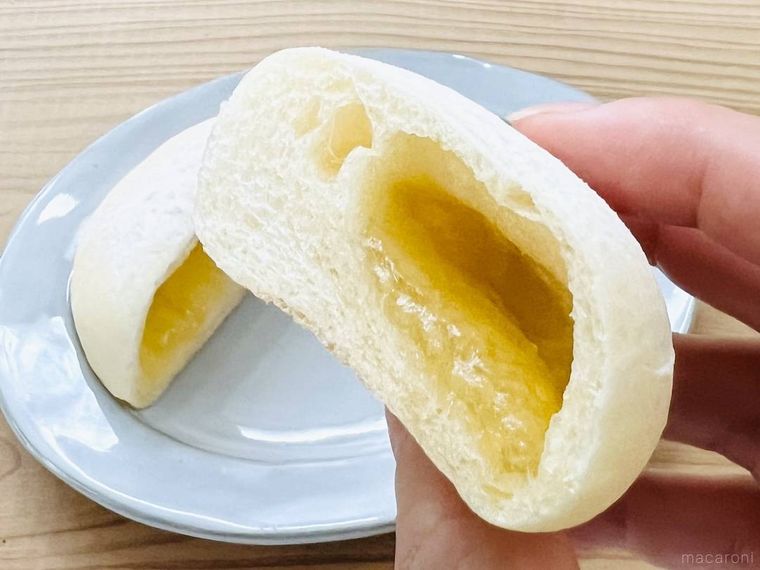 半分に割った7プレミアム じゅわっとしたハチミツパンを手で持っている様子