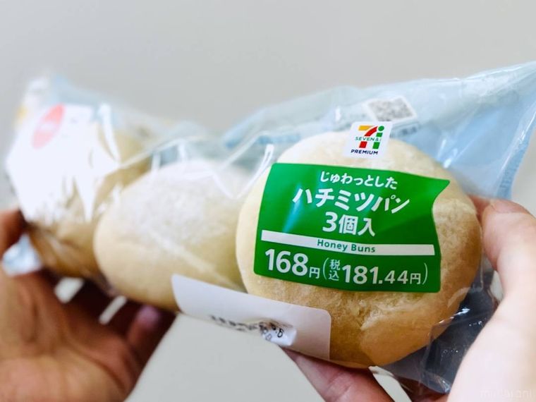7プレミアム じゅわっとしたハチミツパンを手で持っている様子