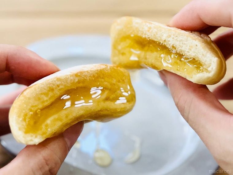 7プレミアム じゅわっとしたハチミツパンにハチミツをかけた様子