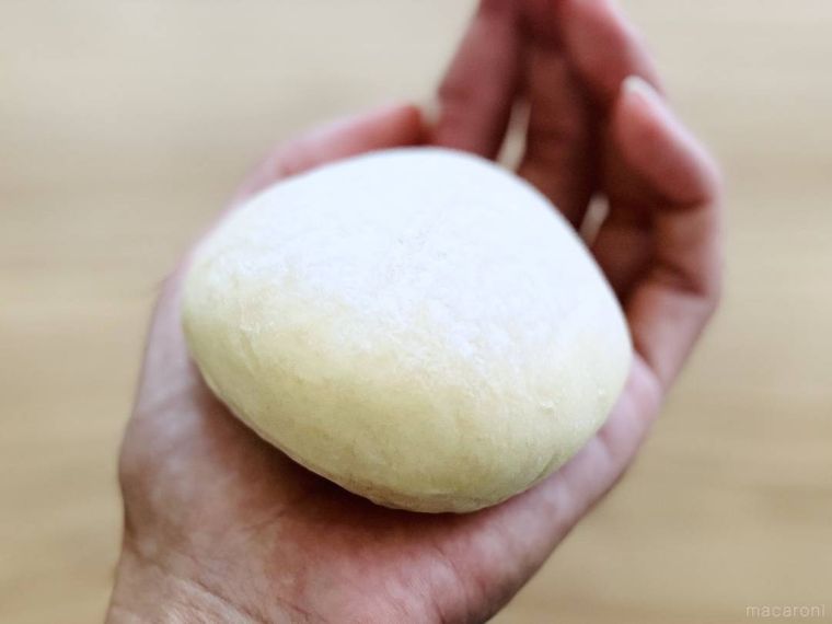7プレミアム じゅわっとしたハチミツパンを手のひらにのせた様子