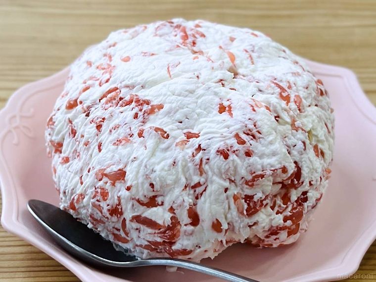 ピンク色の皿にバレリーナの夜食をのせた様子