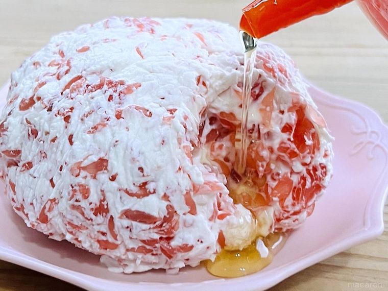 バレリーナの夜食にはちみつをかけている様子