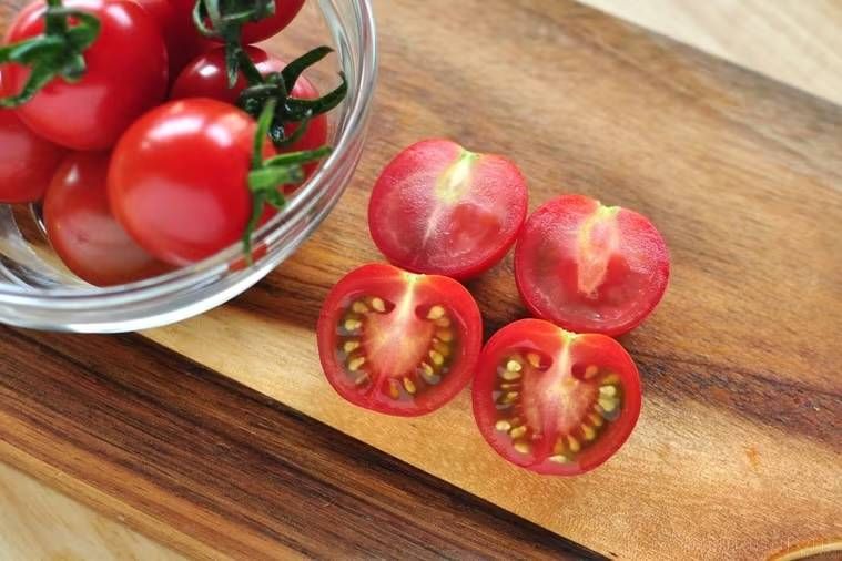 ミニトマトを半分にカットした様子