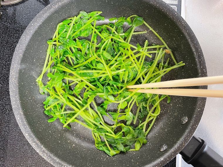 フライパンで豆苗を炒める様子