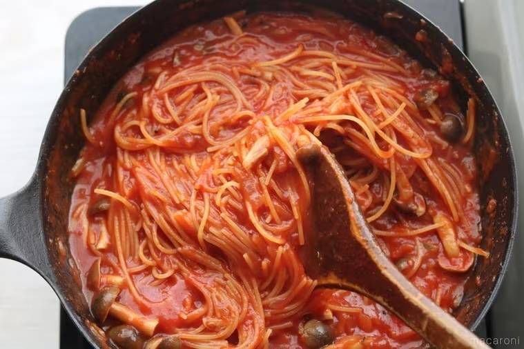 ワンパンでモッツァレラチーズパスタを作っている様子