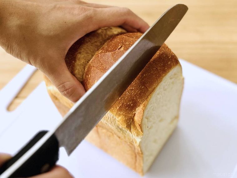 山型食パンを包丁で切っている様子