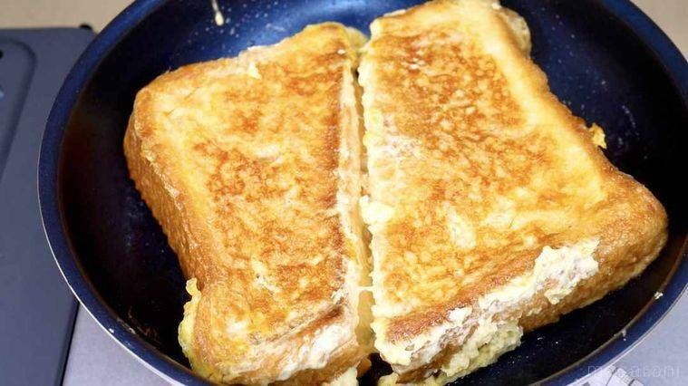 食パンをフライパンで焼く様子