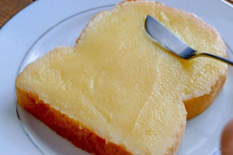 食パンにバターと砂糖を塗る様子