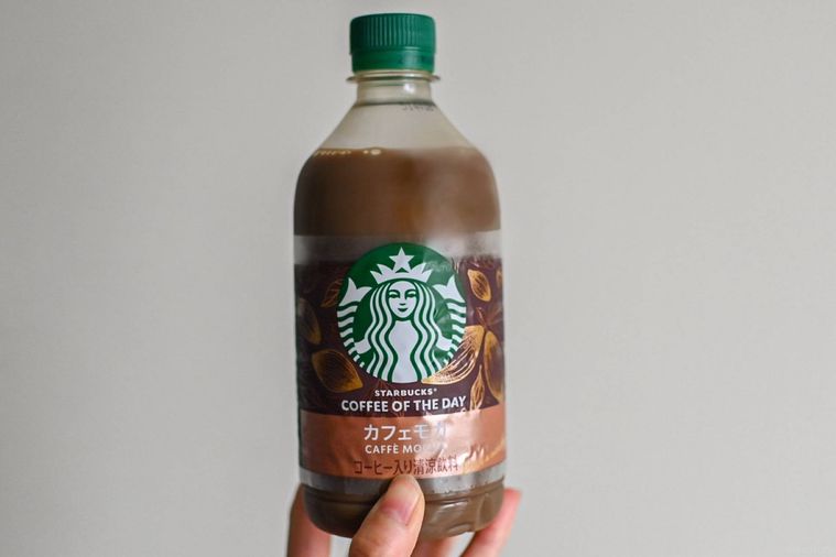 ペットボトルを持っているところ